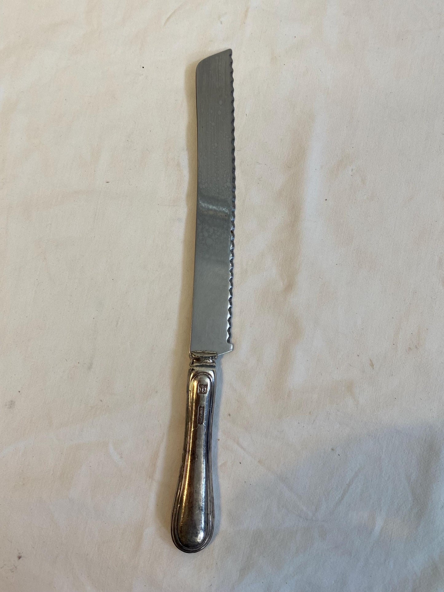 Coltello vintage seghettato placcato argento 29 cm con manico punzonato  posata da pane retrò per tavola elegante
