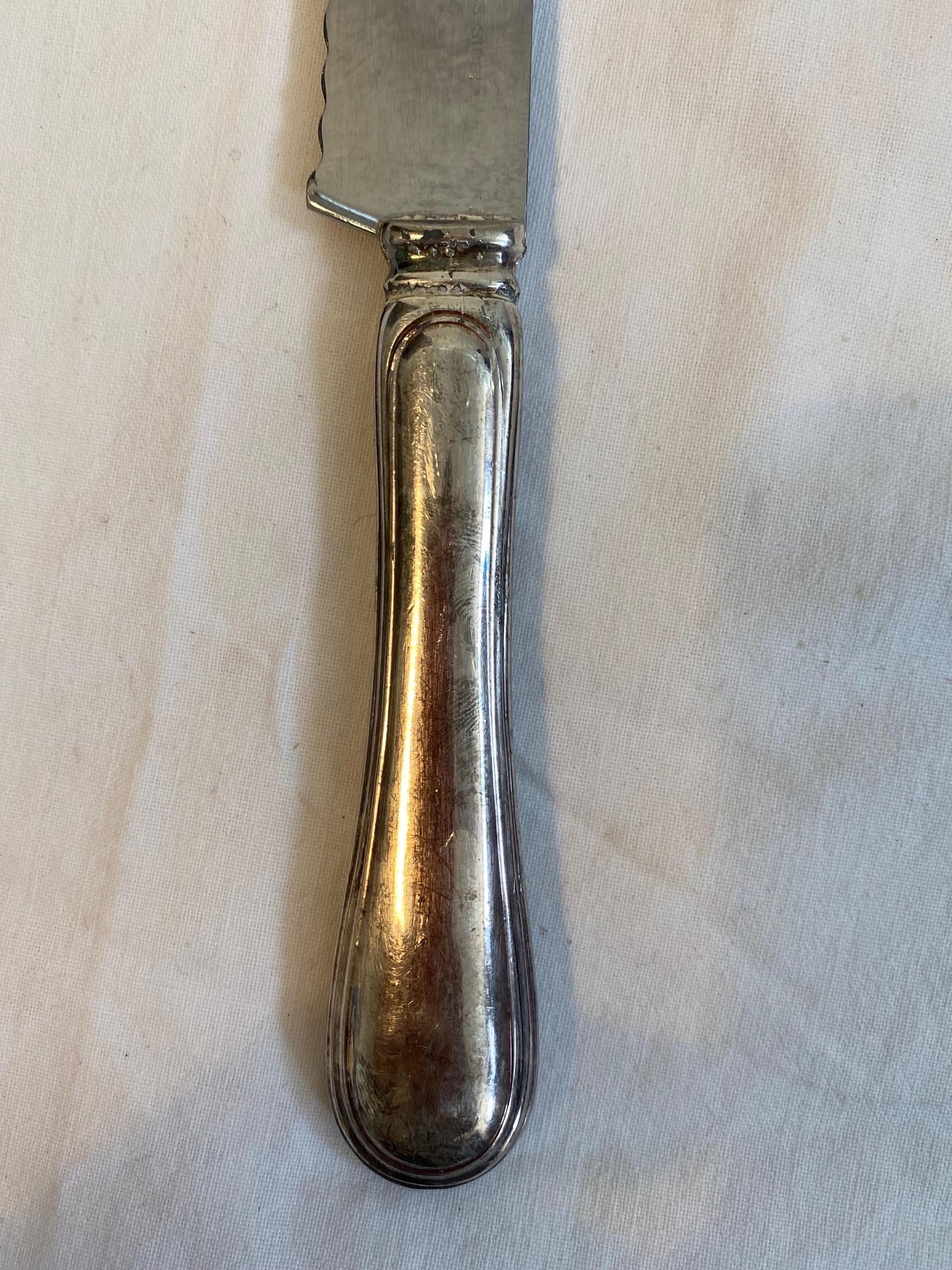 Coltello vintage seghettato placcato argento 29 cm con manico punzonato  posata da pane retrò per tavola elegante