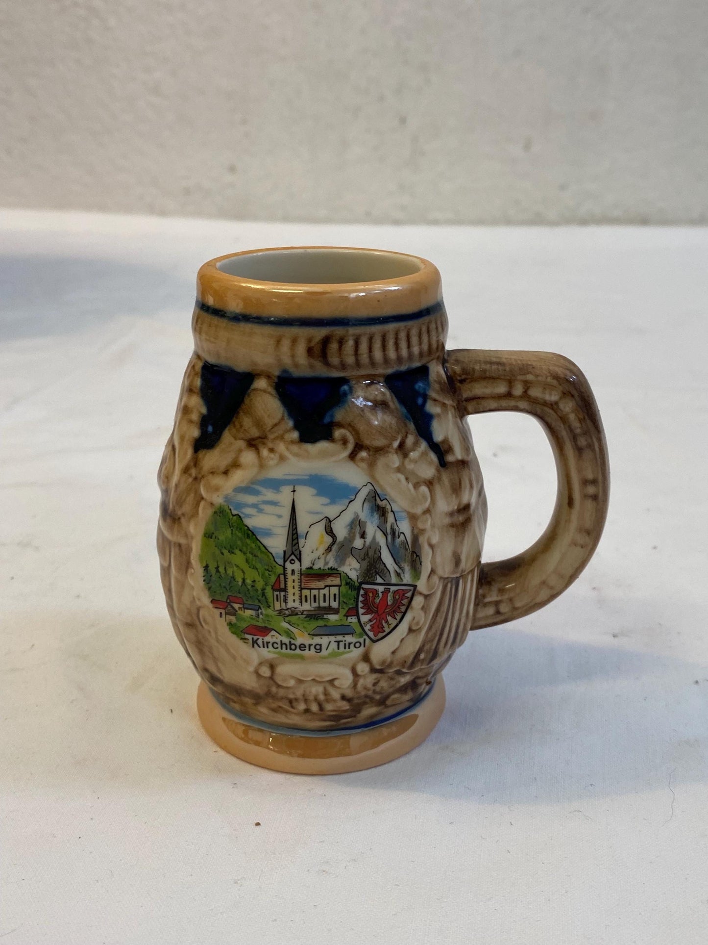 Boccale souvenir vintage Kirchberg Tirol in ceramica smaltata 11x10x7 cm, stile rustico alpino tirolese