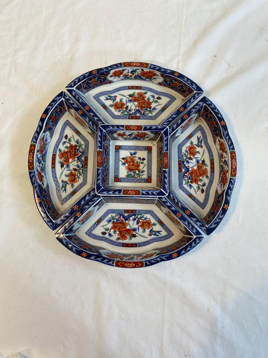 Set piatto da portata giapponese vintage 36 cm  5 pezzi in porcellana stile Imari decorata a fiori, rosso blu oro, Japan, antipastiera