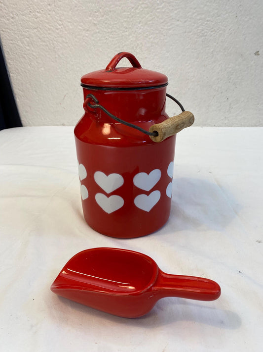 Contenitore vintage smaltato rosso con cuori bianchi e dosatore in ceramica, barattolo 22x13 cm stile country chic per cucina o decorazione