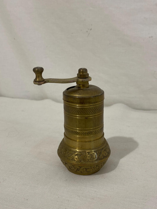 Macina pepe vintage in ottone 11 cm  Macinaspezie decorato, utensile da cucina rétro, oggetto da collezione o decoro rustico boho