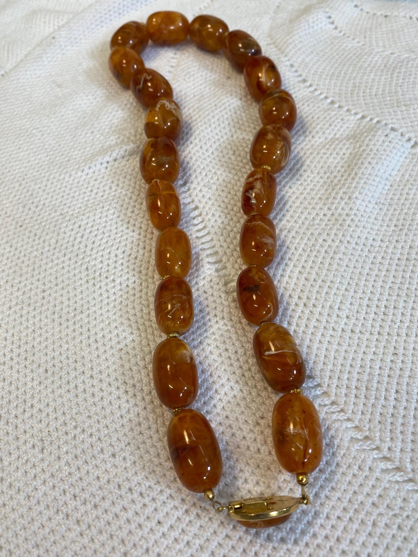 Collana vintage in resina effetto ambra 20cm | Perle ovali marmorizzate anni ‘60 | Chiusura BREV dorata | Gioiello rétro unico