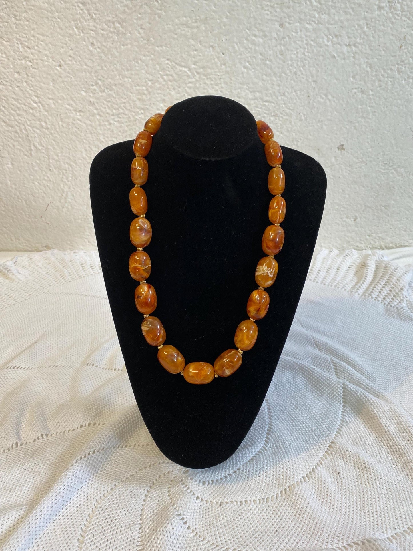 Collana vintage in resina effetto ambra 20cm | Perle ovali marmorizzate anni ‘60 | Chiusura BREV dorata | Gioiello rétro unico