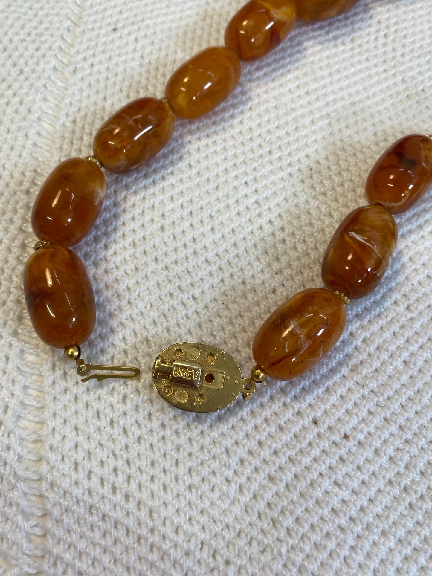 Collana vintage in resina effetto ambra 20cm | Perle ovali marmorizzate anni ‘60 | Chiusura BREV dorata | Gioiello rétro unico