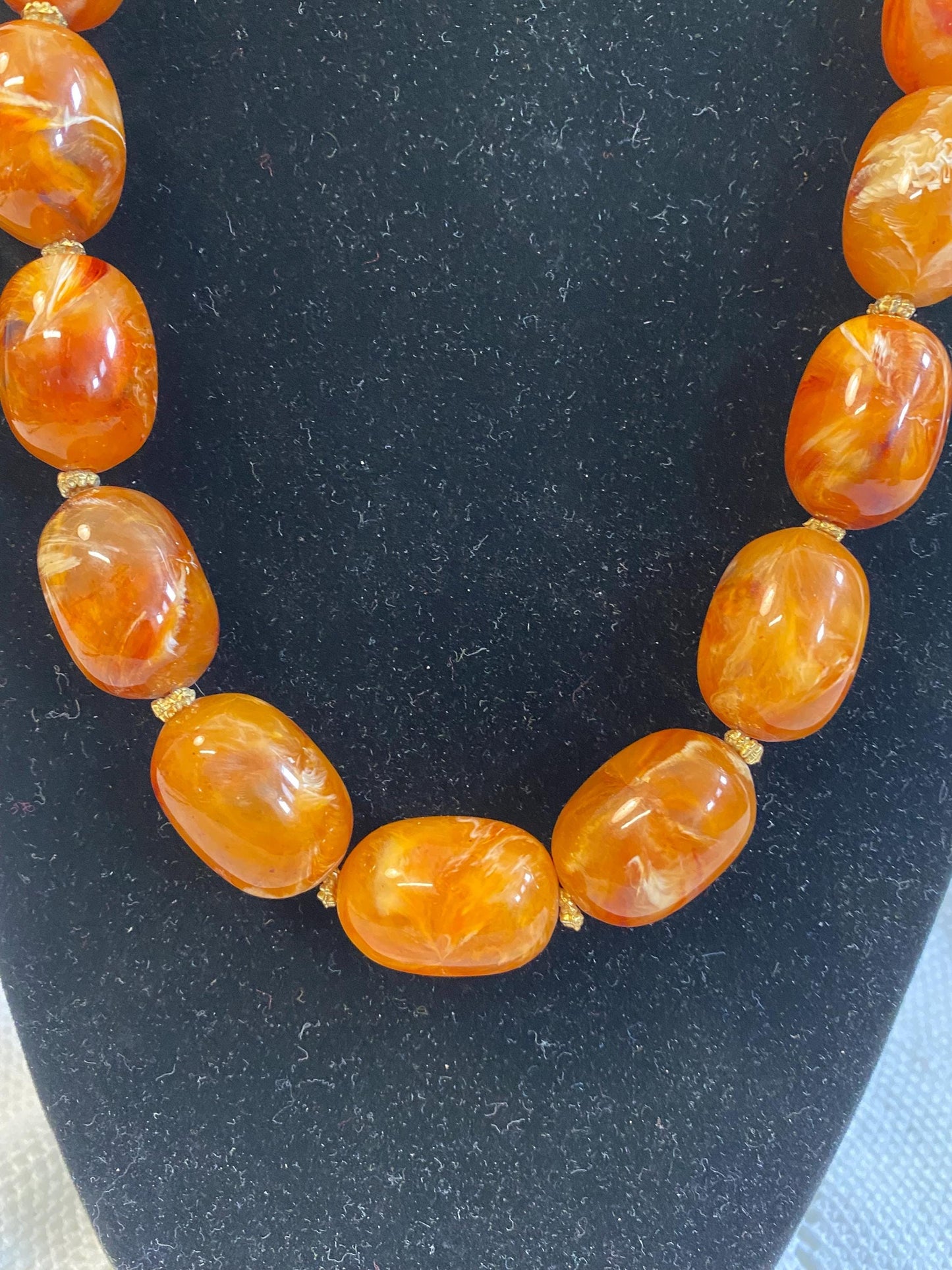 Collana vintage in resina effetto ambra 20cm | Perle ovali marmorizzate anni ‘60 | Chiusura BREV dorata | Gioiello rétro unico