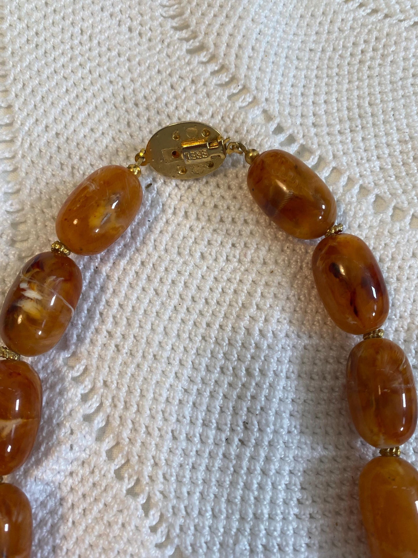 Collana vintage in resina effetto ambra 20cm | Perle ovali marmorizzate anni ‘60 | Chiusura BREV dorata | Gioiello rétro unico