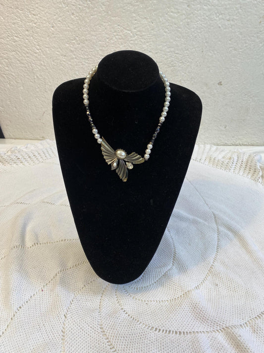 Collana sintetica perline bianche nere con ciondolo ali dorate e perla centrale, diametro 13 cm, gioiello fatto a mano elegante