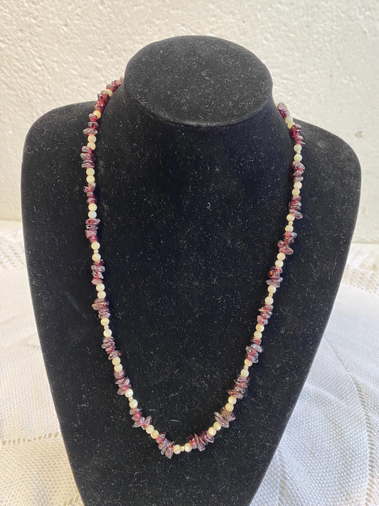 Collana 30 cm con granelli pietre minerali rosso scuro e perle naturali  chiusura dorata vintage, elegante e raffinata, pezzo unico
