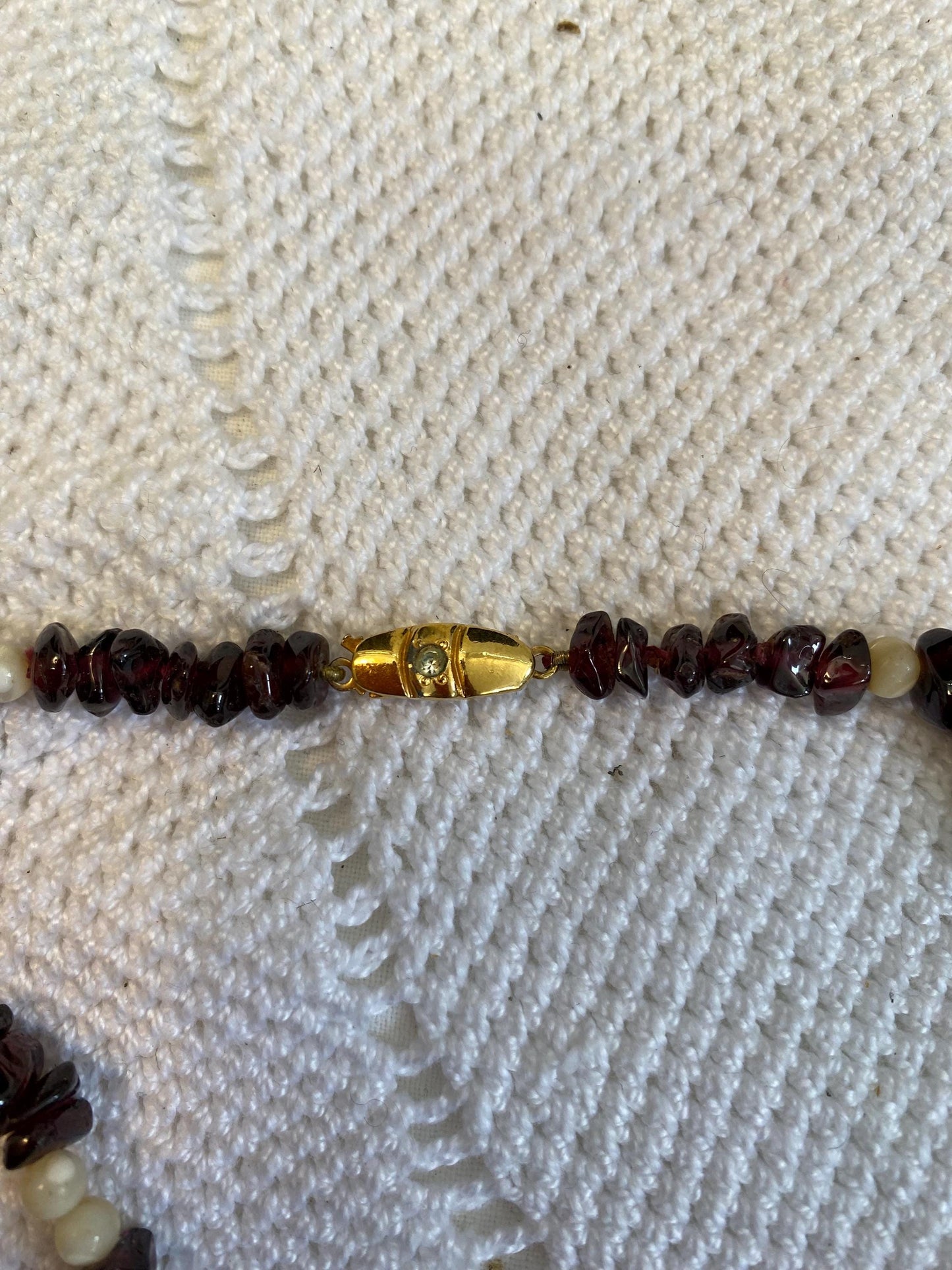 Collana 30 cm con granelli pietre minerali rosso scuro e perle naturali  chiusura dorata vintage, elegante e raffinata, pezzo unico