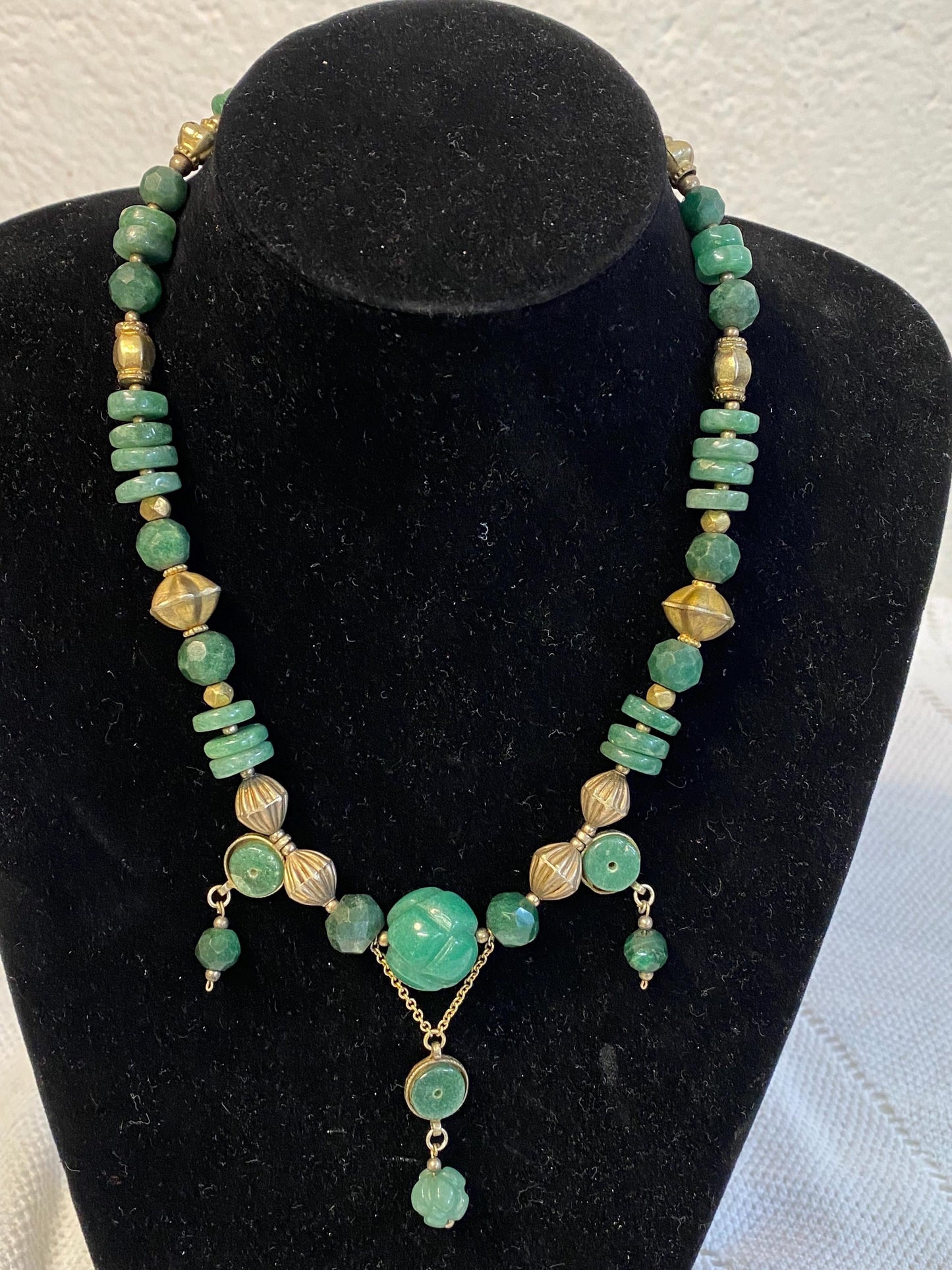 Collana etnica boho verde avorio 23 cm in vetro e ottone gioiello artigianale vintage anni 90 gipsy bohemian con ciondoli unici tribale boho