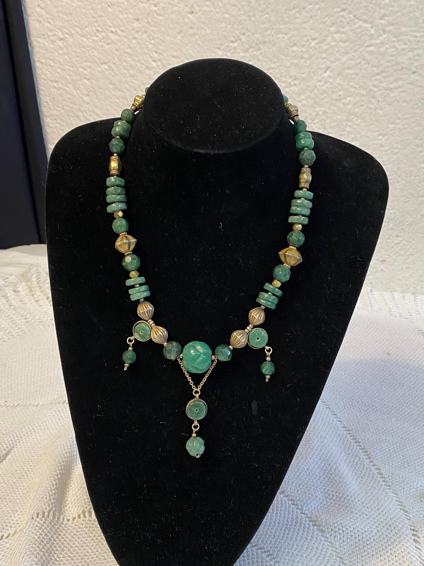 Collana etnica boho verde avorio 23 cm in vetro e ottone gioiello artigianale vintage anni 90 gipsy bohemian con ciondoli unici tribale boho
