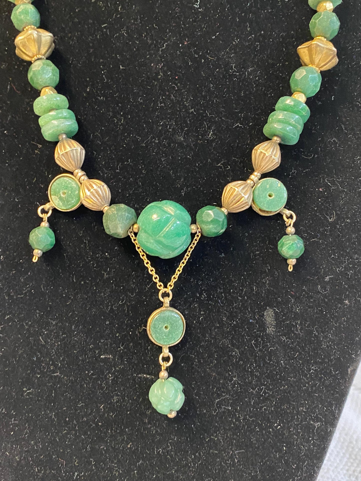 Collana etnica boho verde avorio 23 cm in vetro e ottone gioiello artigianale vintage anni 90 gipsy bohemian con ciondoli unici tribale boho