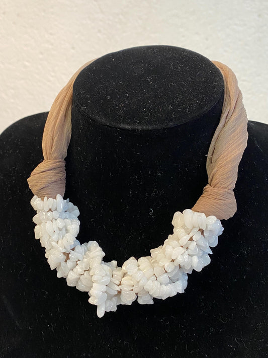 Collana vintage boho 30 cm con pietruzze di marmo bianco su cordoncino intrecciato beige anni '80  collana pietre naturali