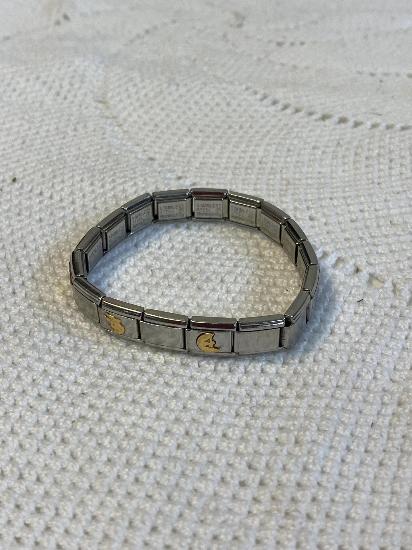 Bracciale vintage unisex elastico in acciaio con rilievi dorati e motivi geometrici  diametro 5 cm anni '90