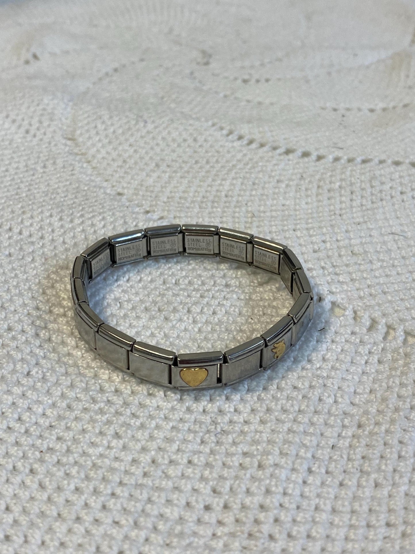 Bracciale vintage unisex elastico in acciaio con rilievi dorati e motivi geometrici  diametro 5 cm anni '90