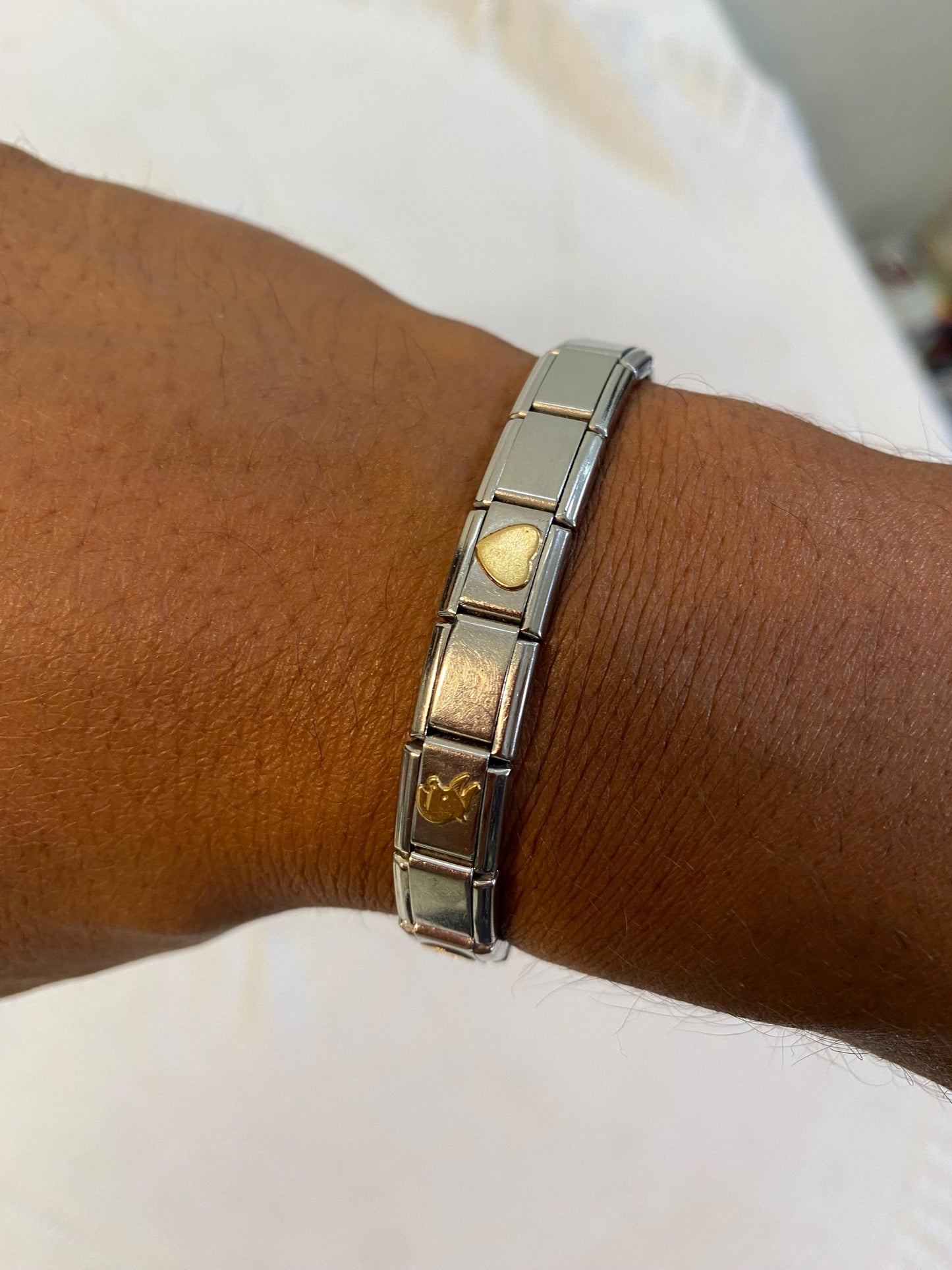 Bracciale vintage unisex elastico in acciaio con rilievi dorati e motivi geometrici  diametro 5 cm anni '90