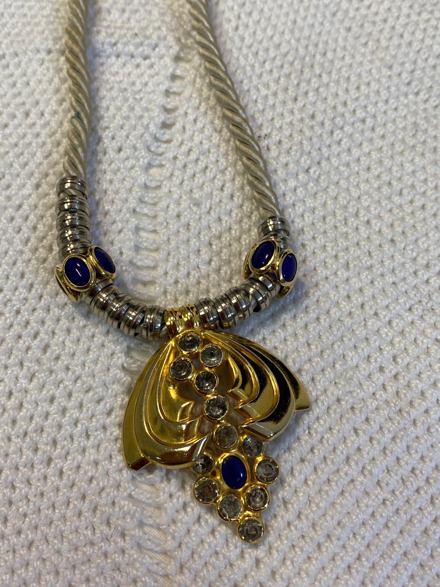 Collana vintage anni '90 24 cm con medaglione barocco in ottone dorato e strass viola  collana art nouveau con ciondolo cameo