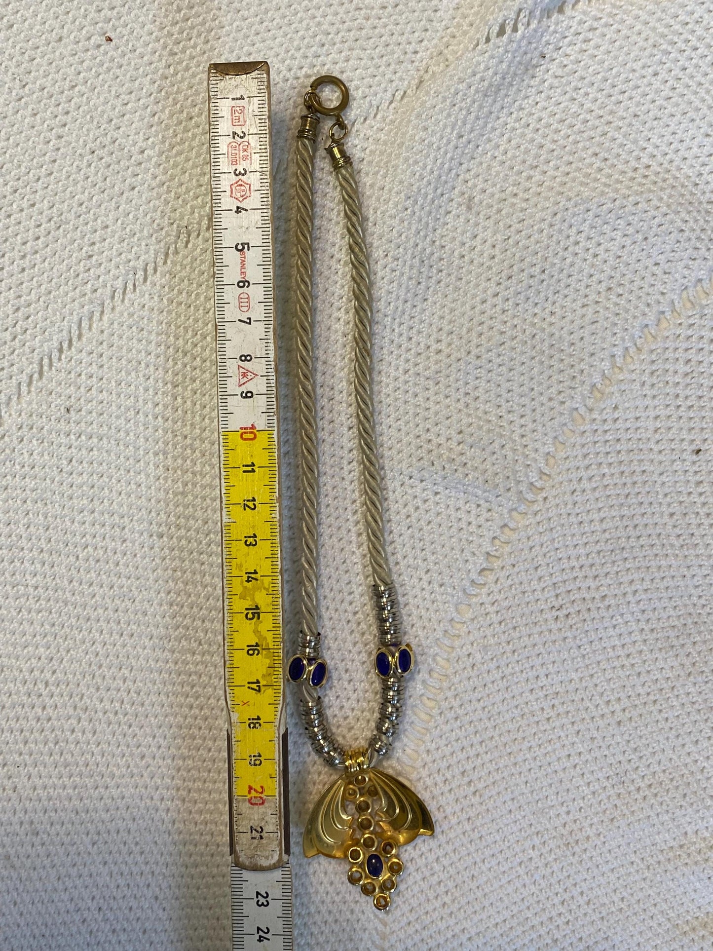Collana vintage anni '90 24 cm con medaglione barocco in ottone dorato e strass viola  collana art nouveau con ciondolo cameo
