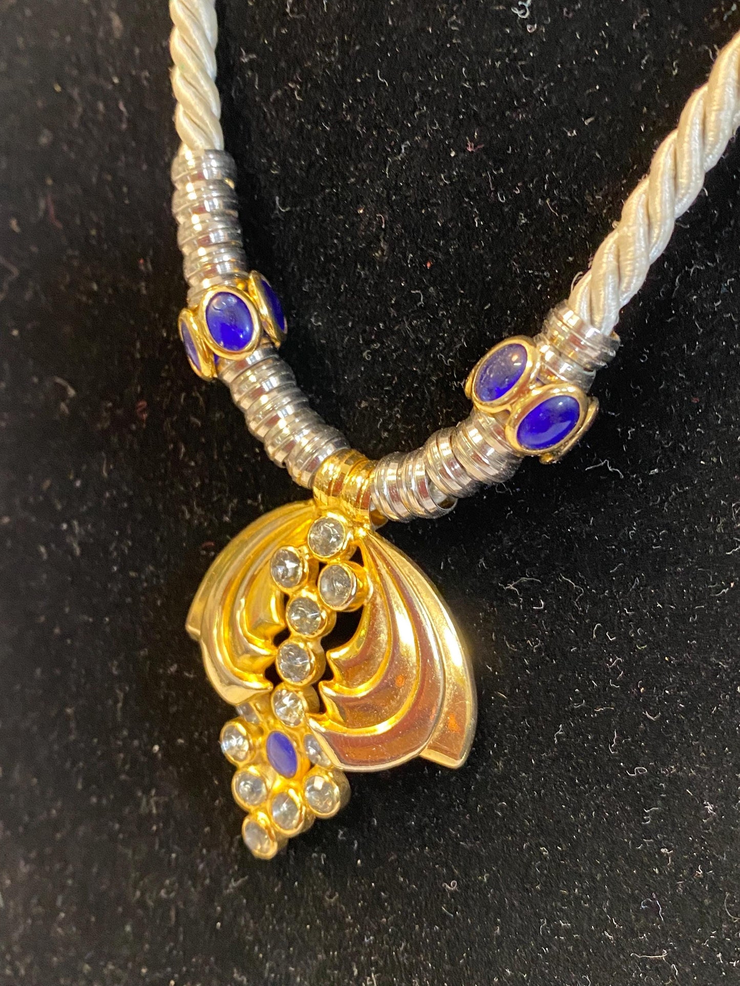 Collana vintage anni '90 24 cm con medaglione barocco in ottone dorato e strass viola  collana art nouveau con ciondolo cameo