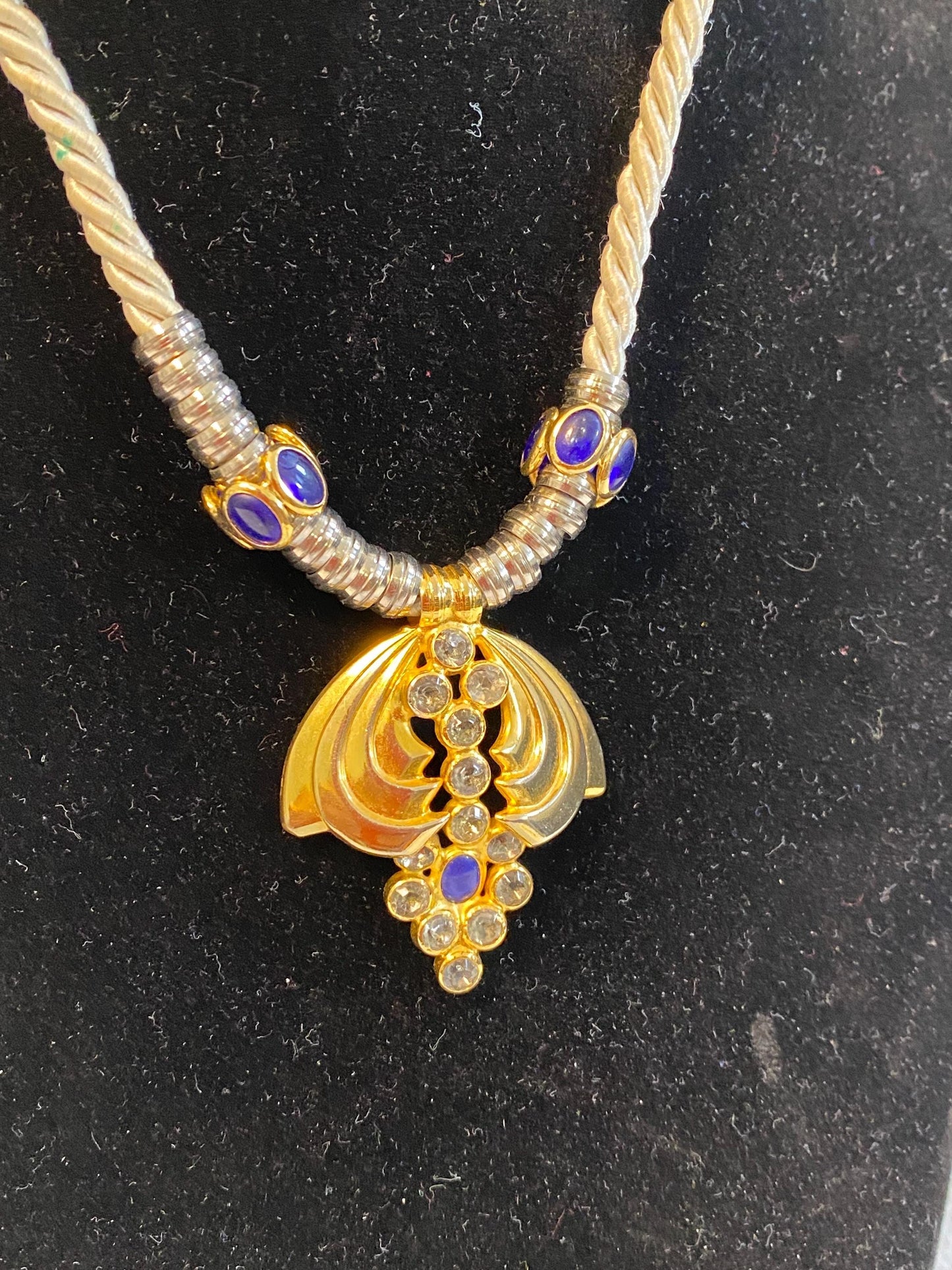 Collana vintage anni '90 24 cm con medaglione barocco in ottone dorato e strass viola  collana art nouveau con ciondolo cameo