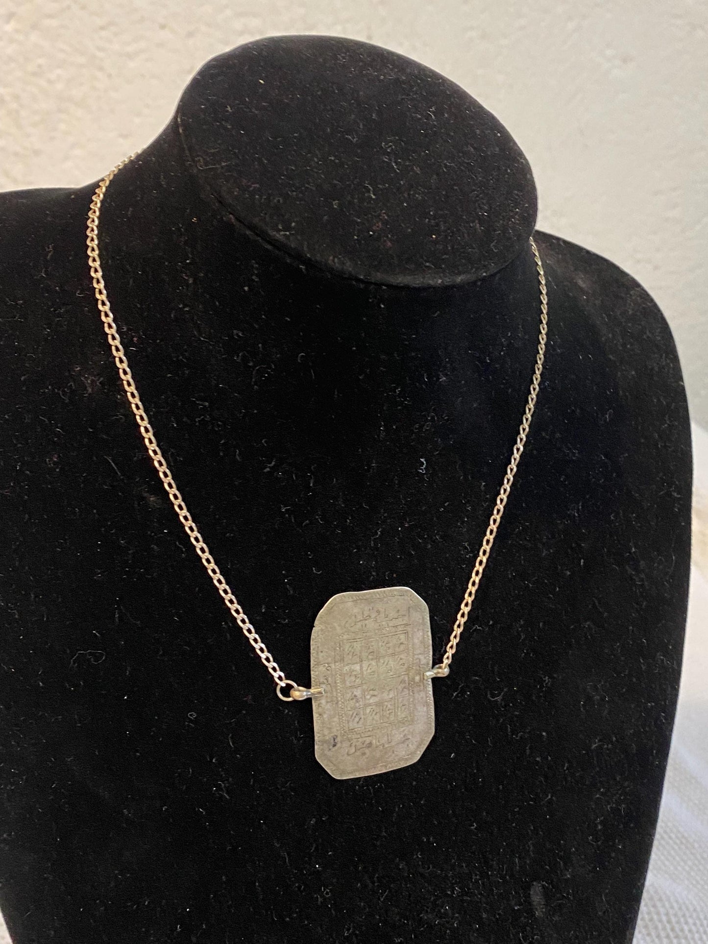 Collana vintage in argento 925 con pendente rettangolare martellato anni 70