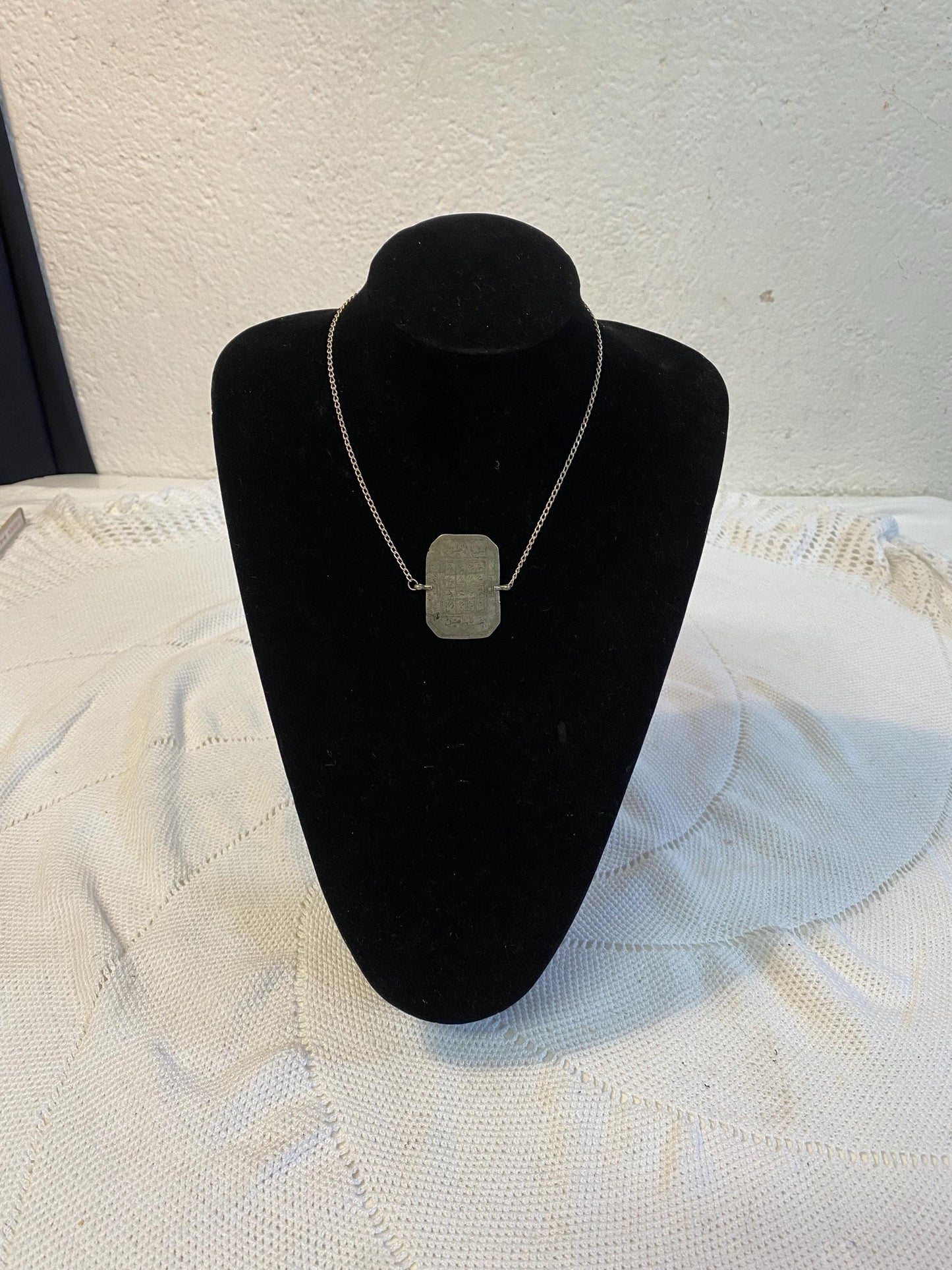 Collana vintage in argento 925 con pendente rettangolare martellato anni 70