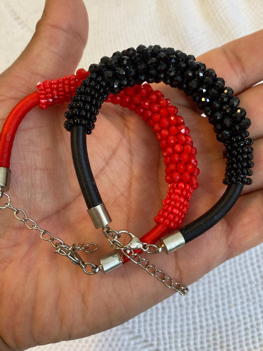 Coppia di bracciali regolabili in perline rosse e nere diametro 7 cm 2.75 in lavorati a mano anni 90 con catena