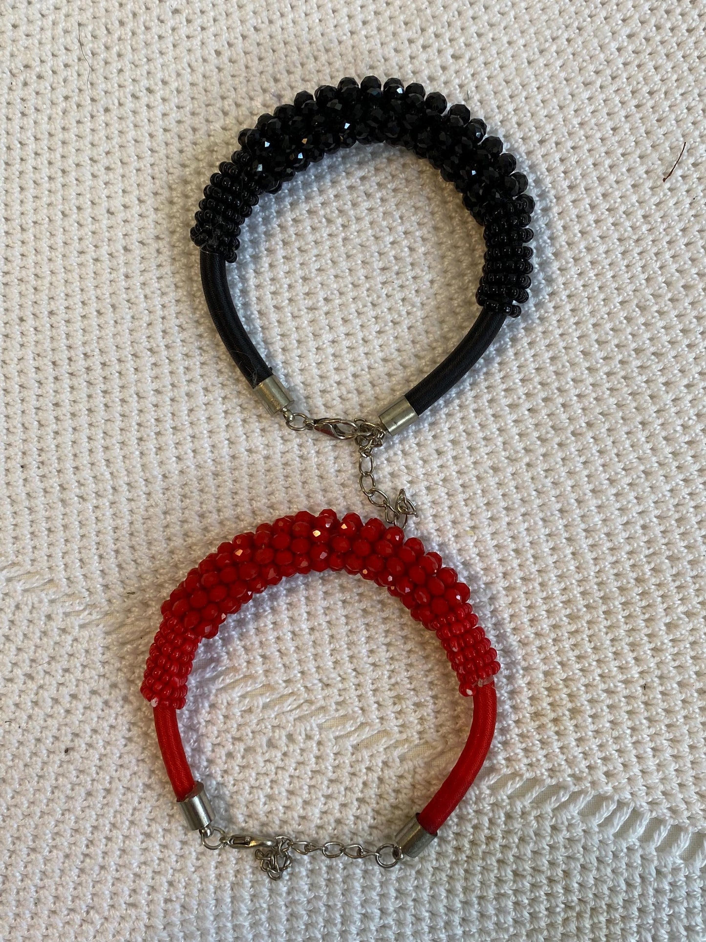 Coppia di bracciali regolabili in perline rosse e nere diametro 7 cm 2.75 in lavorati a mano anni 90 con catena
