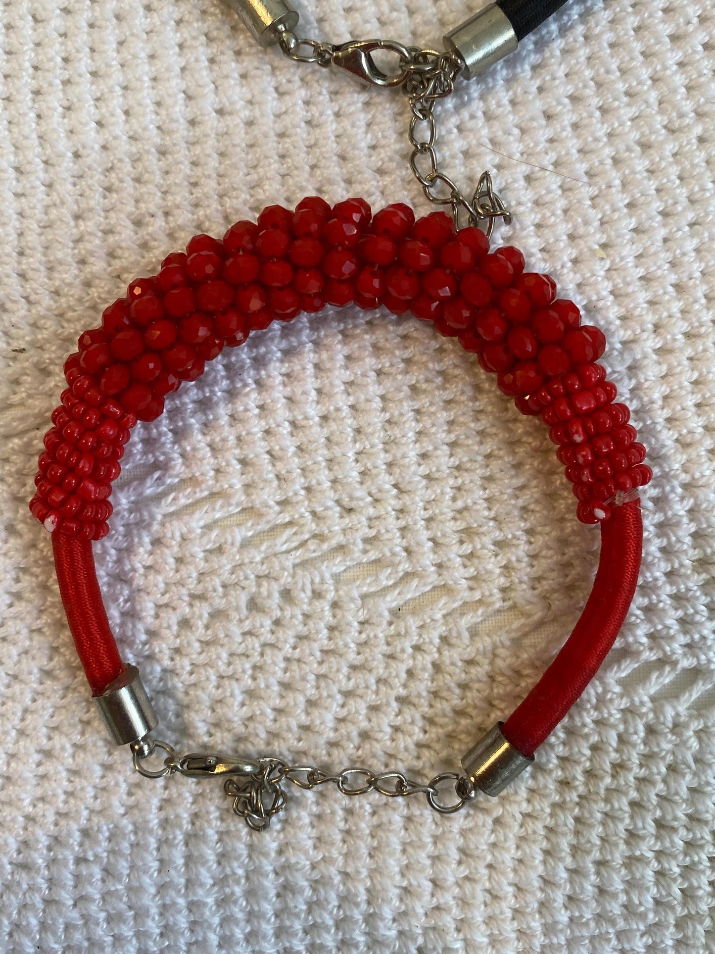 Coppia di bracciali regolabili in perline rosse e nere diametro 7 cm 2.75 in lavorati a mano anni 90 con catena