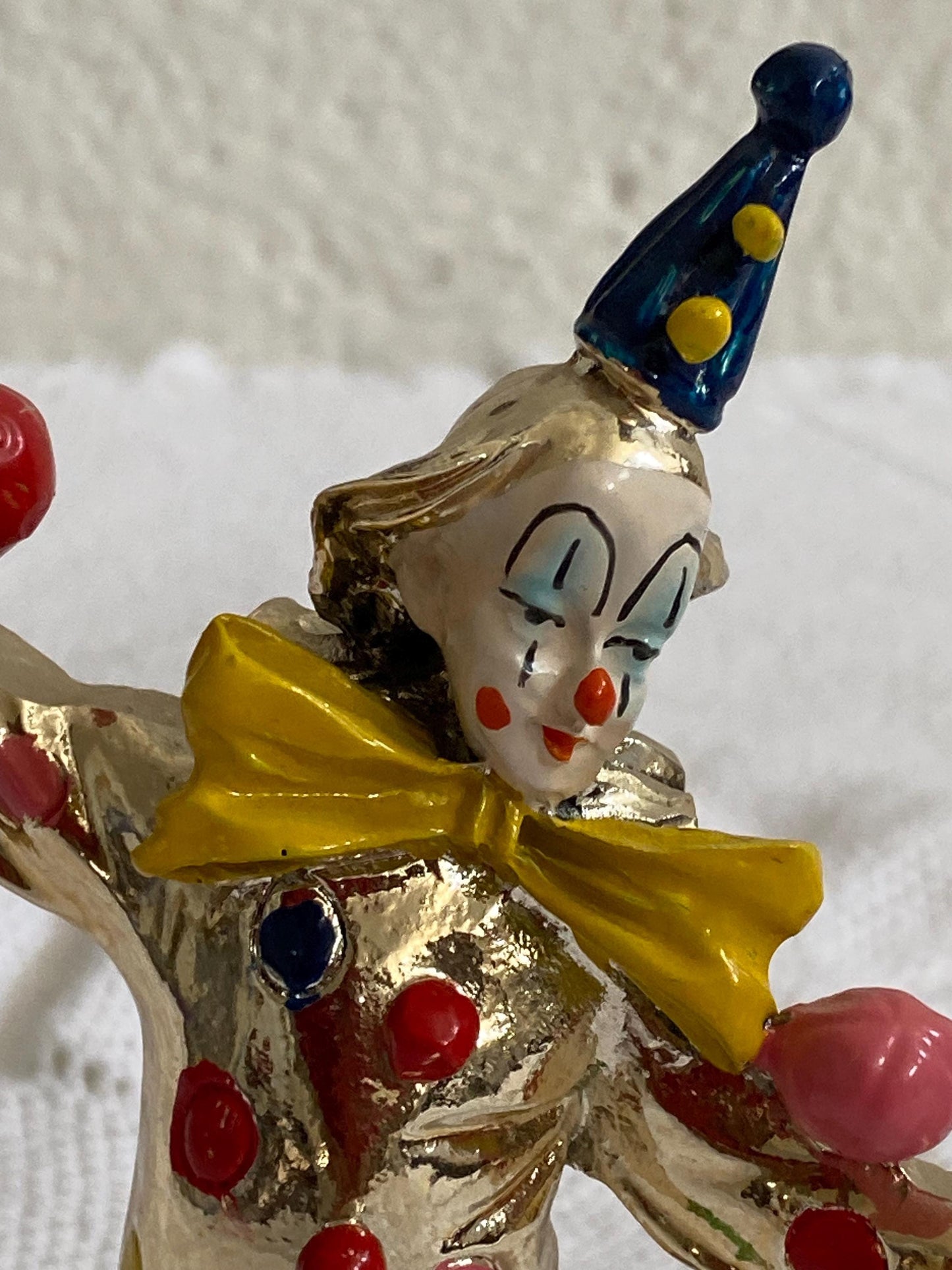 Clown giocoliere in ceramica smaltata argento Del Vecchio, firmato a mano, base in vetro verde, vintage 15 cm da collezione rara circo