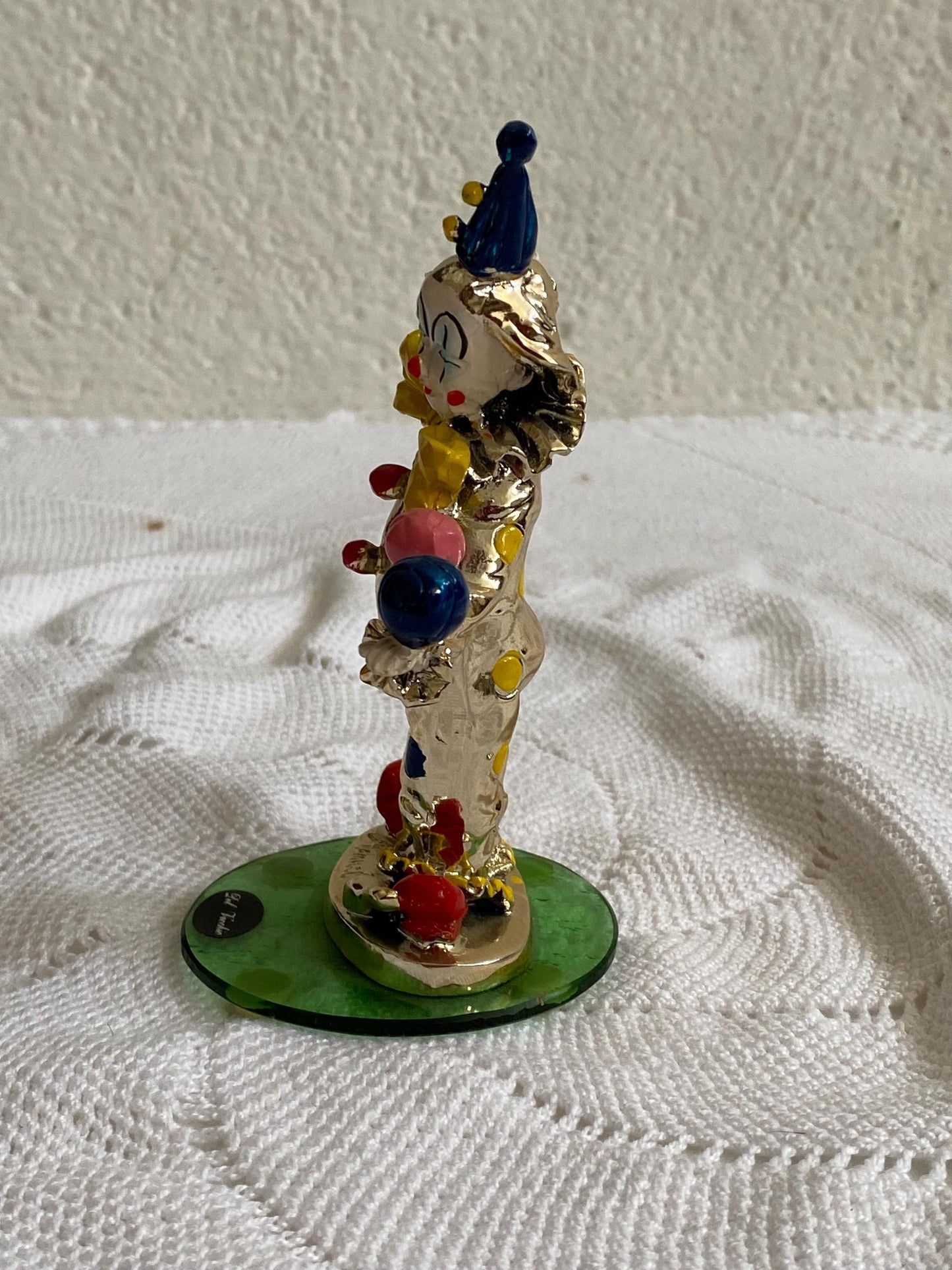Clown giocoliere in ceramica smaltata argento Del Vecchio, firmato a mano, base in vetro verde, vintage 15 cm da collezione rara circo
