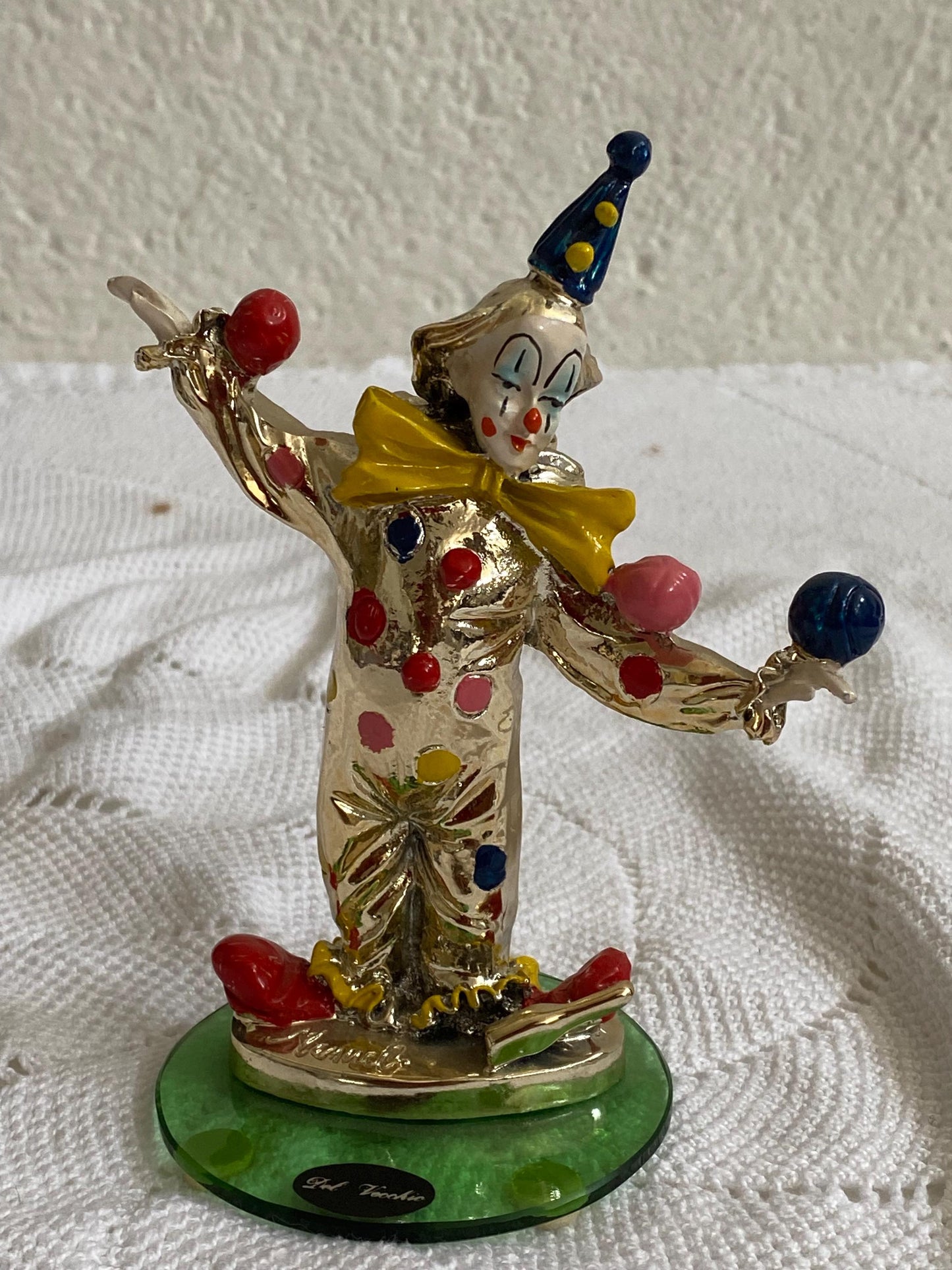 Clown giocoliere in ceramica smaltata argento Del Vecchio, firmato a mano, base in vetro verde, vintage 15 cm da collezione rara circo