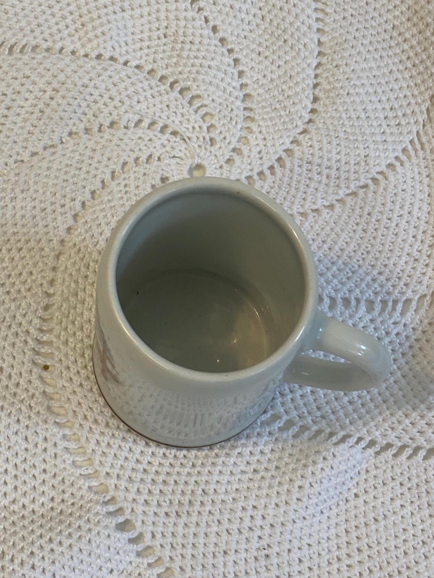 Tazza vintage Sestriere Theo Kühn fatta a mano  Souvenir della stazione sciistica in ceramica tedesca regalo da collezione, scena alpina