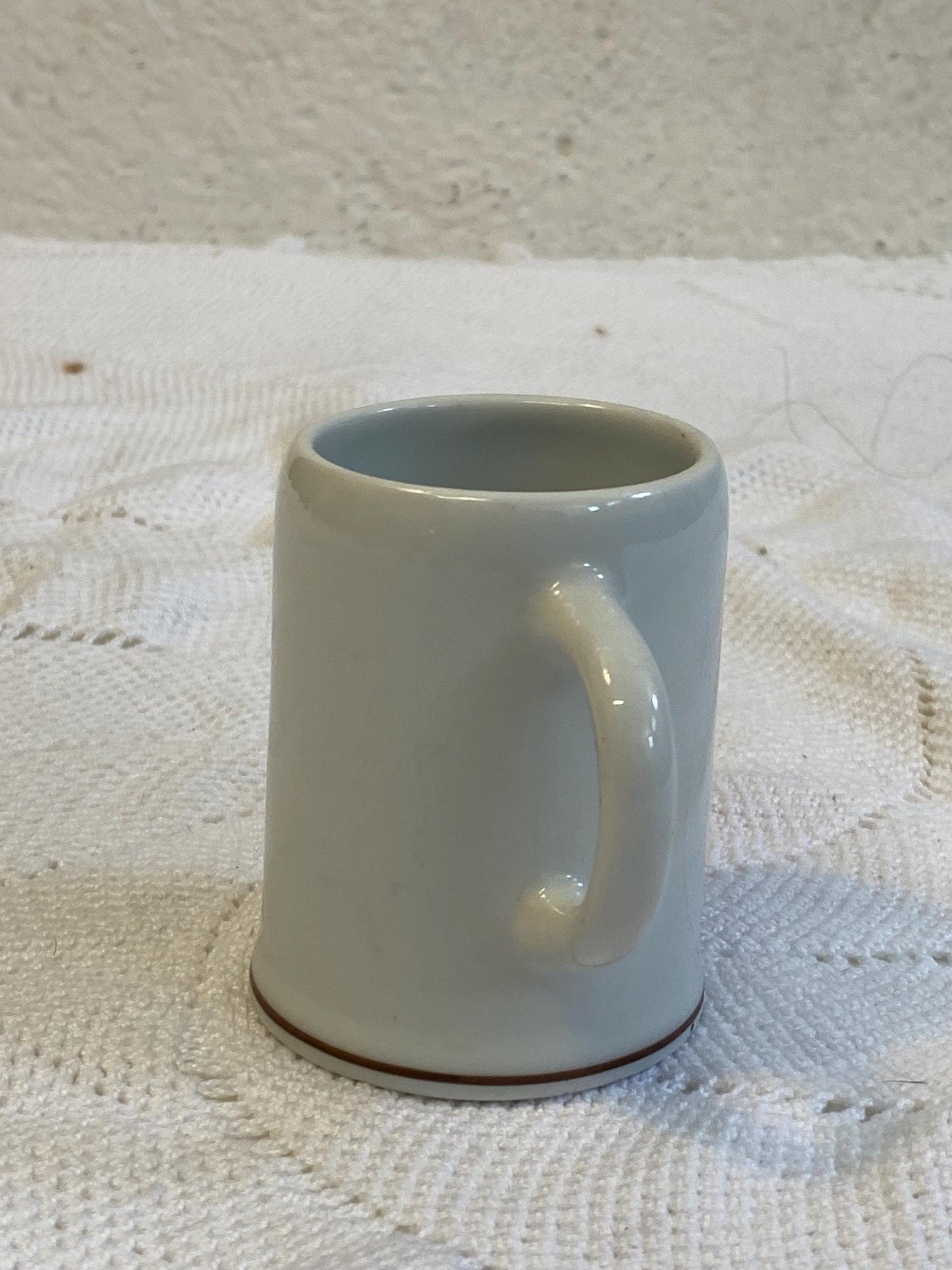 Tazza vintage Sestriere Theo Kühn fatta a mano  Souvenir della stazione sciistica in ceramica tedesca regalo da collezione, scena alpina