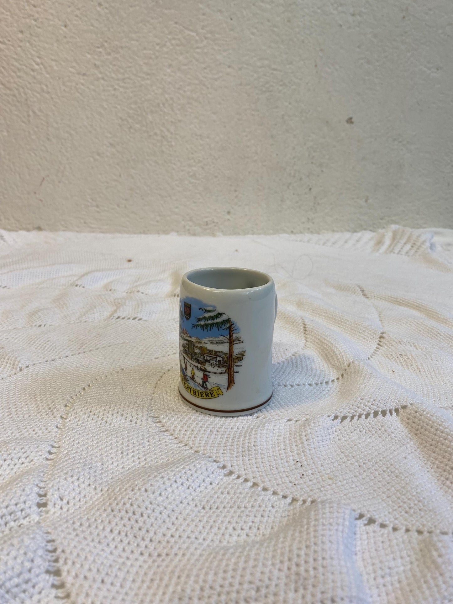 Tazza vintage Sestriere Theo Kühn fatta a mano  Souvenir della stazione sciistica in ceramica tedesca regalo da collezione, scena alpina