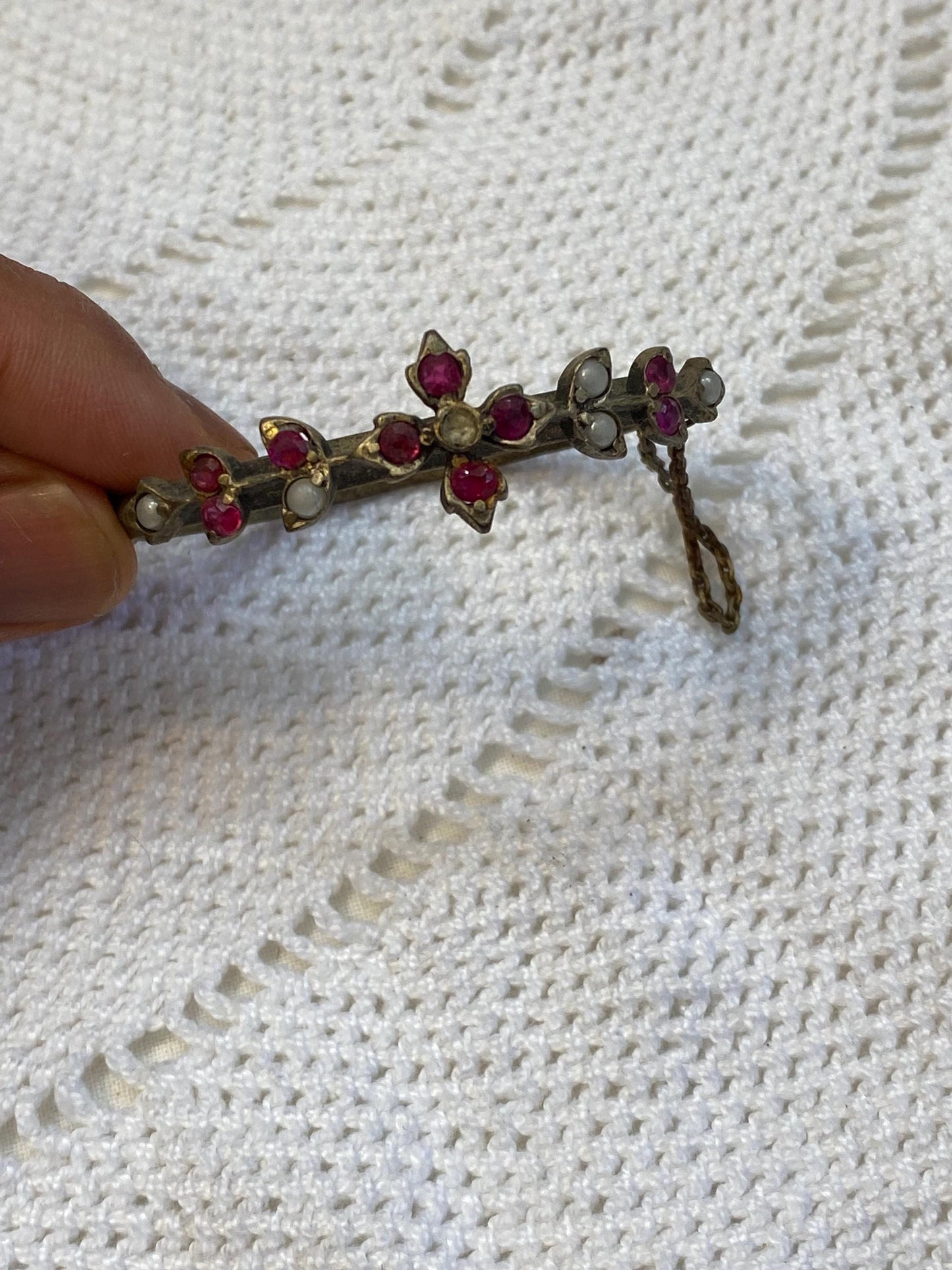 Bracciale rigido vintage in ottone argentato con pietre rosse e bianche, floreale, 5 cm, chiusura di sicurezza anni '50 charm