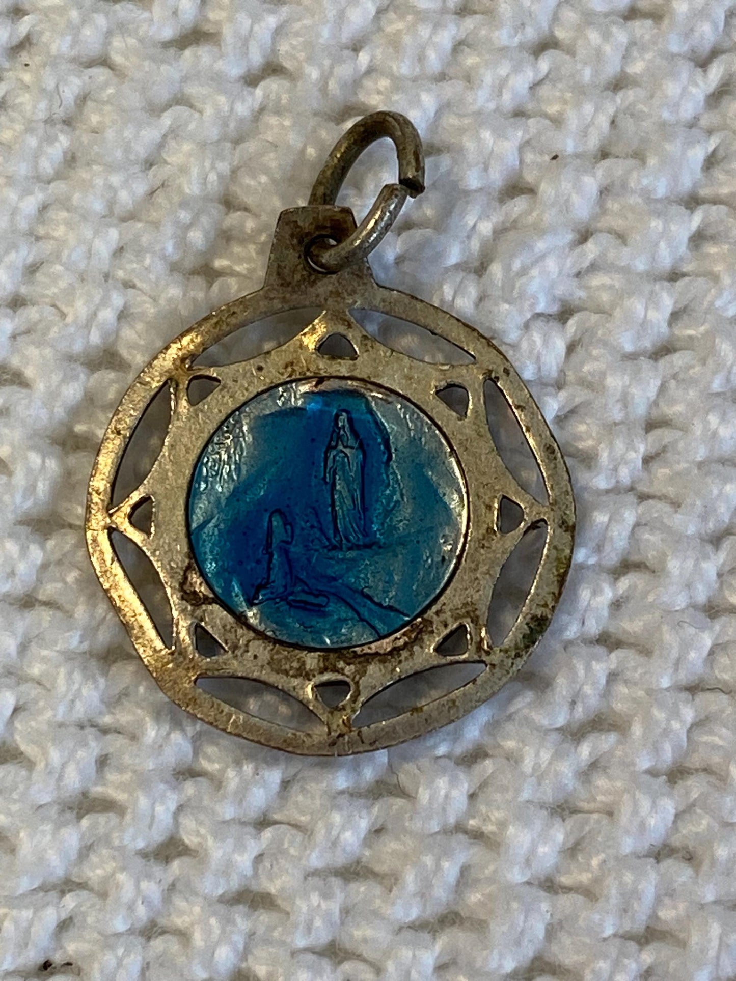 Medaglietta vintage Madonna Lourdes placcata argento 2 cm | Smalto blu su metallo traforato | Articolo religioso da collezione
