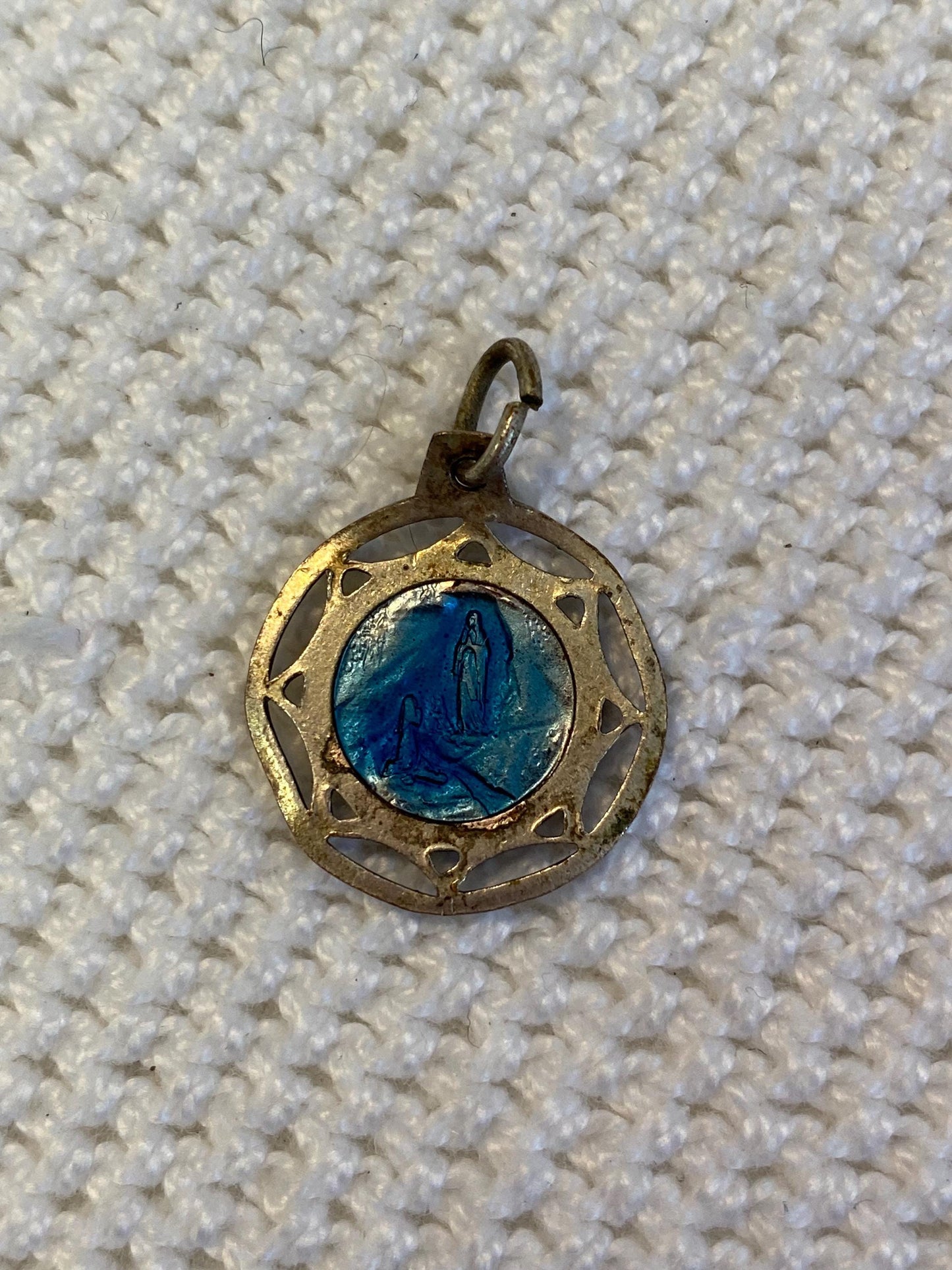 Medaglietta vintage Madonna Lourdes placcata argento 2 cm | Smalto blu su metallo traforato | Articolo religioso da collezione