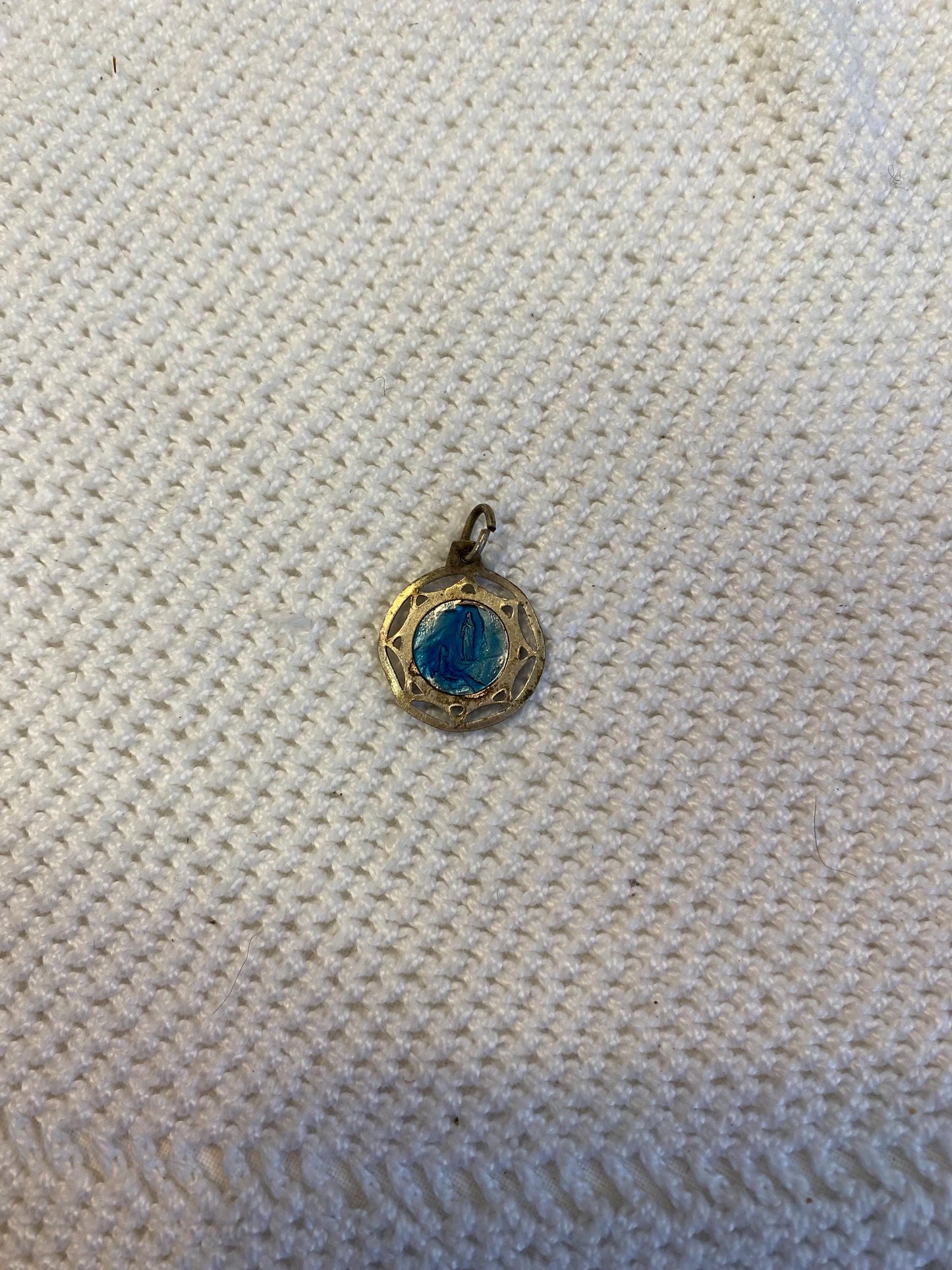 Medaglietta vintage Madonna Lourdes placcata argento 2 cm | Smalto blu su metallo traforato | Articolo religioso da collezione