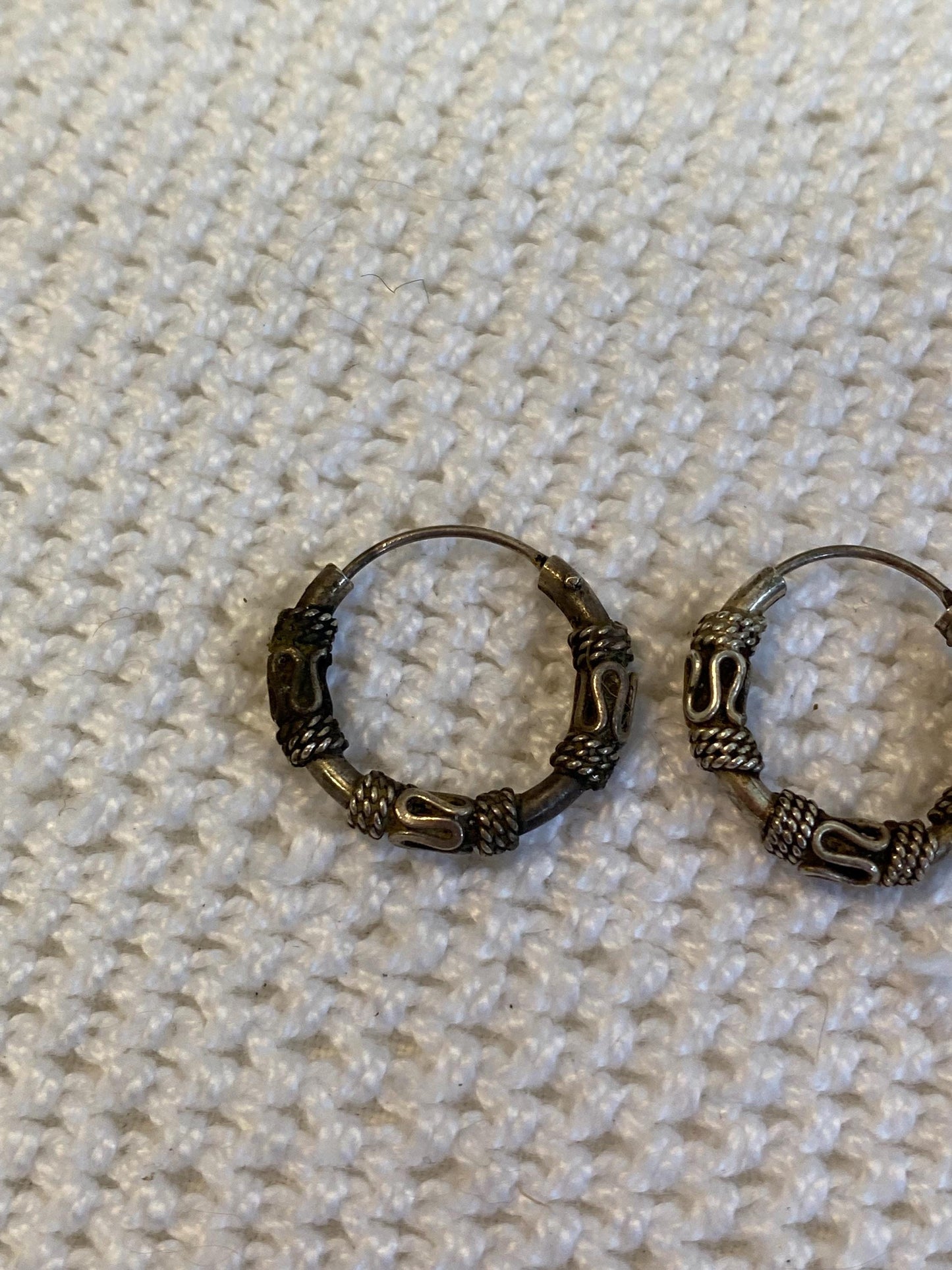 Orecchini vintage in argento antico 1,5 cm | Cerchi etnici lavorati a mano stile Bali | Gioielli boho unisex per lobo o cartilagine