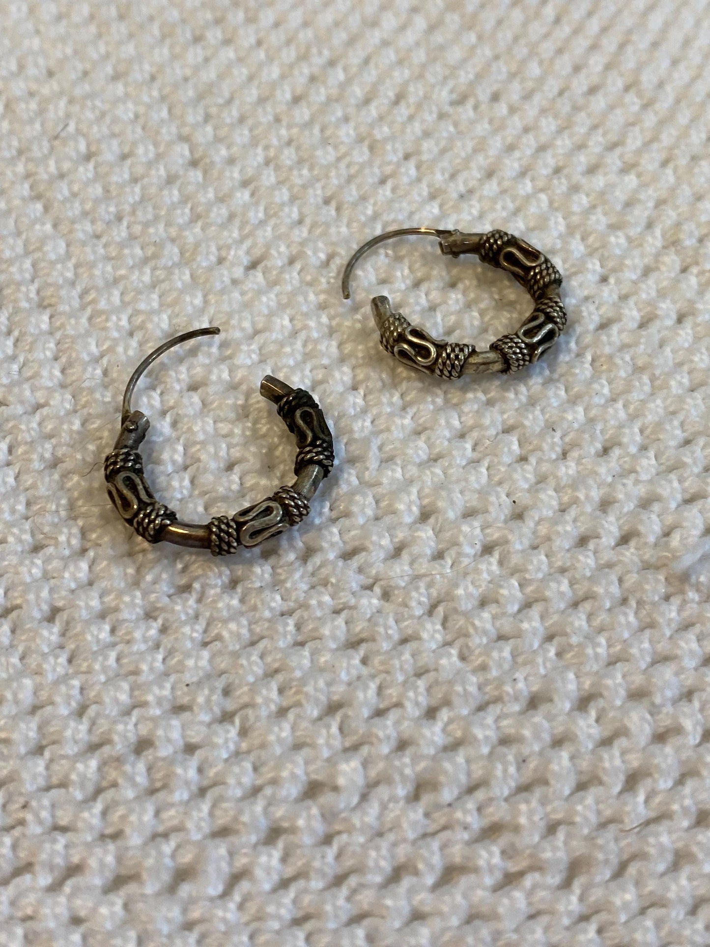 Orecchini vintage in argento antico 1,5 cm | Cerchi etnici lavorati a mano stile Bali | Gioielli boho unisex per lobo o cartilagine