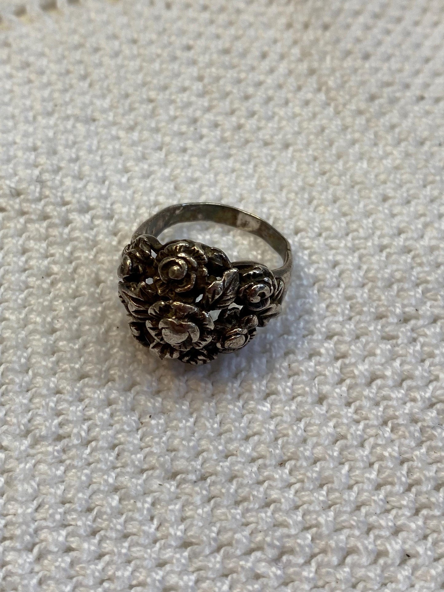 Anello vintage argento 925 bouquet di rose cesellate  statement ring misura IT 15 / US 7, romantico stile anni 60 unico pezzo collezione