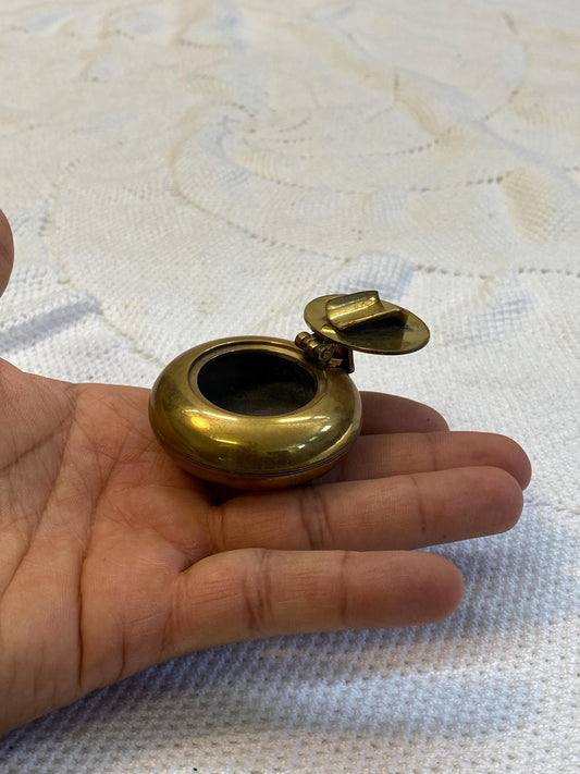 Posacenere tascabile vintage in ottone, anni '50, diametro 5 cmOggetto da collezione rétro con apertura a scatto, da viaggio o decorazione