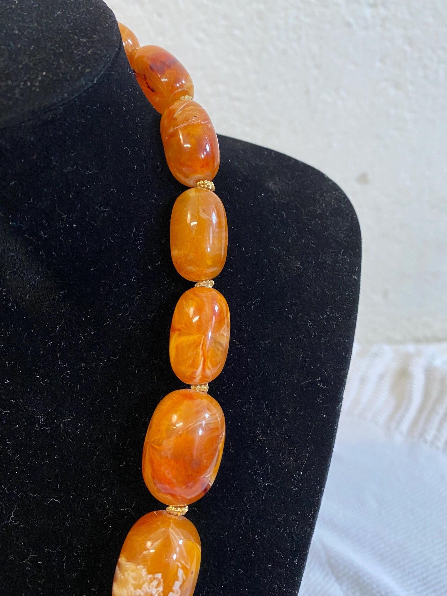 Collana vintage in resina effetto ambra 20cm | Perle ovali marmorizzate anni ‘60 | Chiusura BREV dorata | Gioiello rétro unico