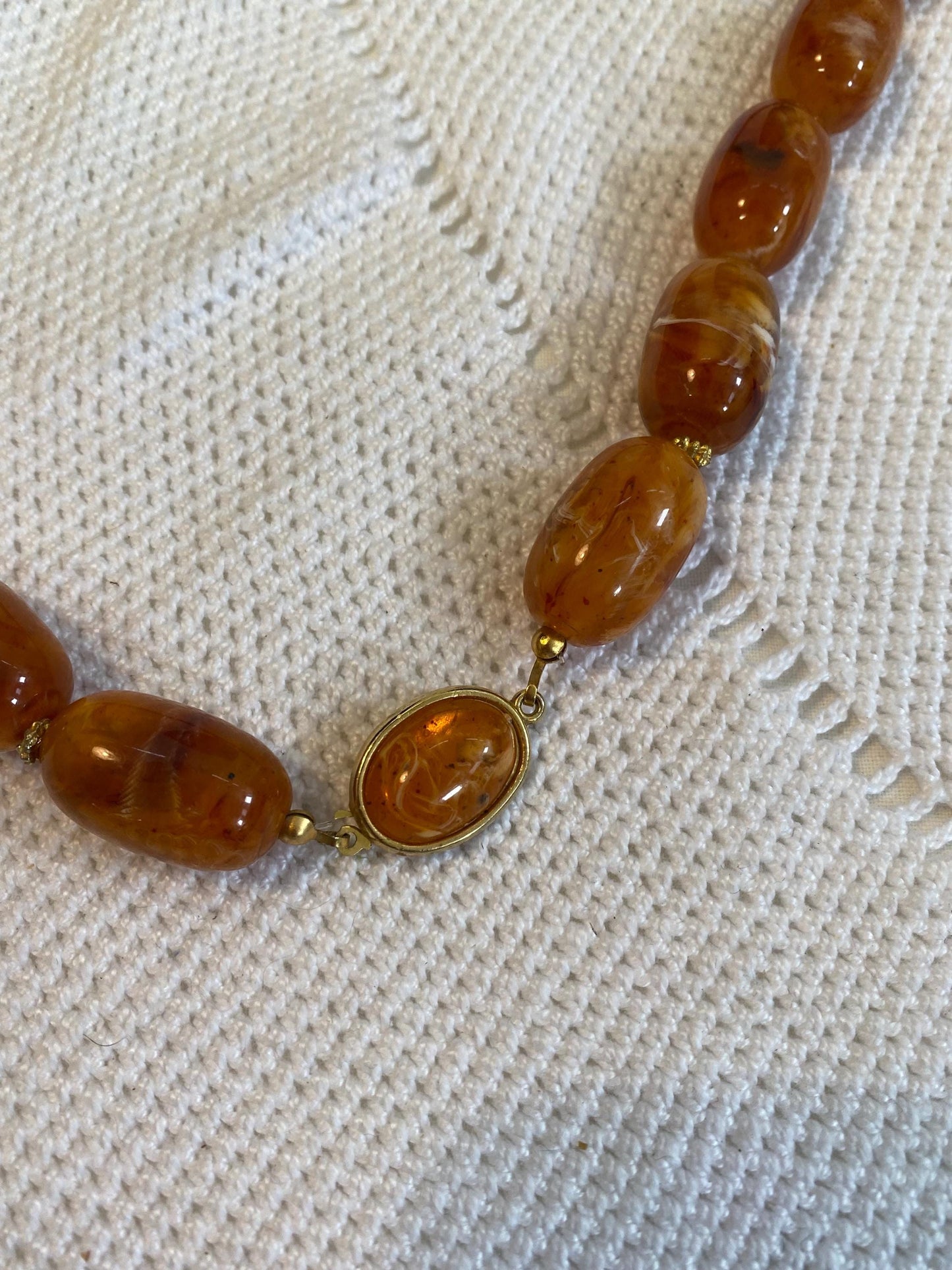 Collana vintage in resina effetto ambra 20cm | Perle ovali marmorizzate anni ‘60 | Chiusura BREV dorata | Gioiello rétro unico