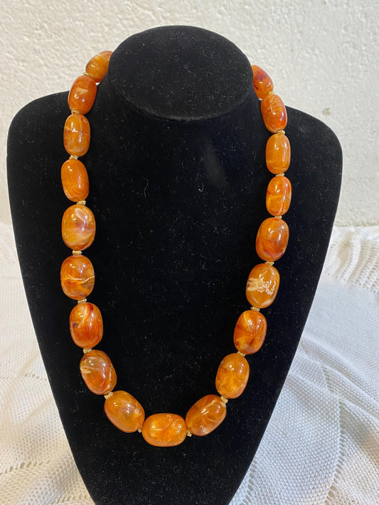 Collana vintage in resina effetto ambra 20cm | Perle ovali marmorizzate anni ‘60 | Chiusura BREV dorata | Gioiello rétro unico