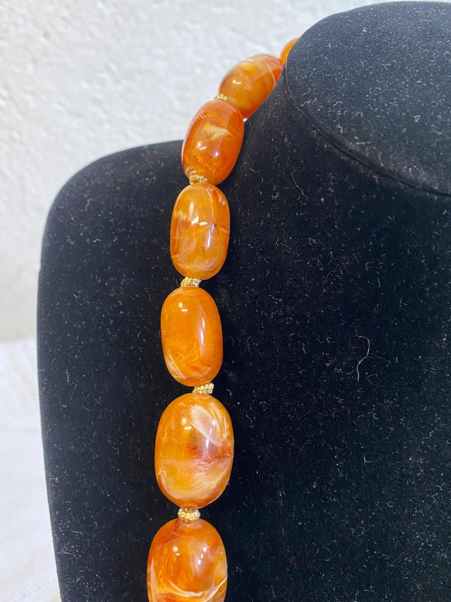 Collana vintage in resina effetto ambra 20cm | Perle ovali marmorizzate anni ‘60 | Chiusura BREV dorata | Gioiello rétro unico