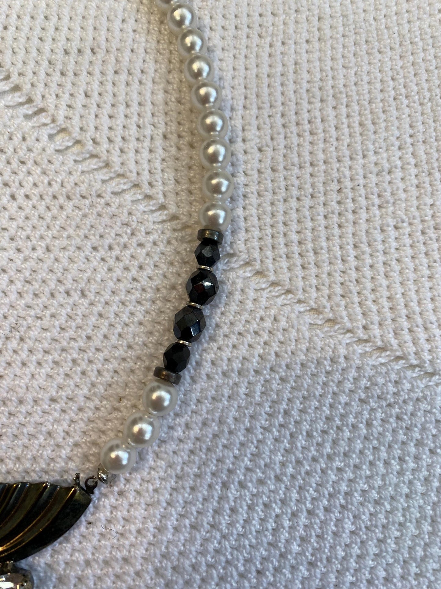 Collana sintetica perline bianche nere con ciondolo ali dorate e perla centrale, diametro 13 cm, gioiello fatto a mano elegante