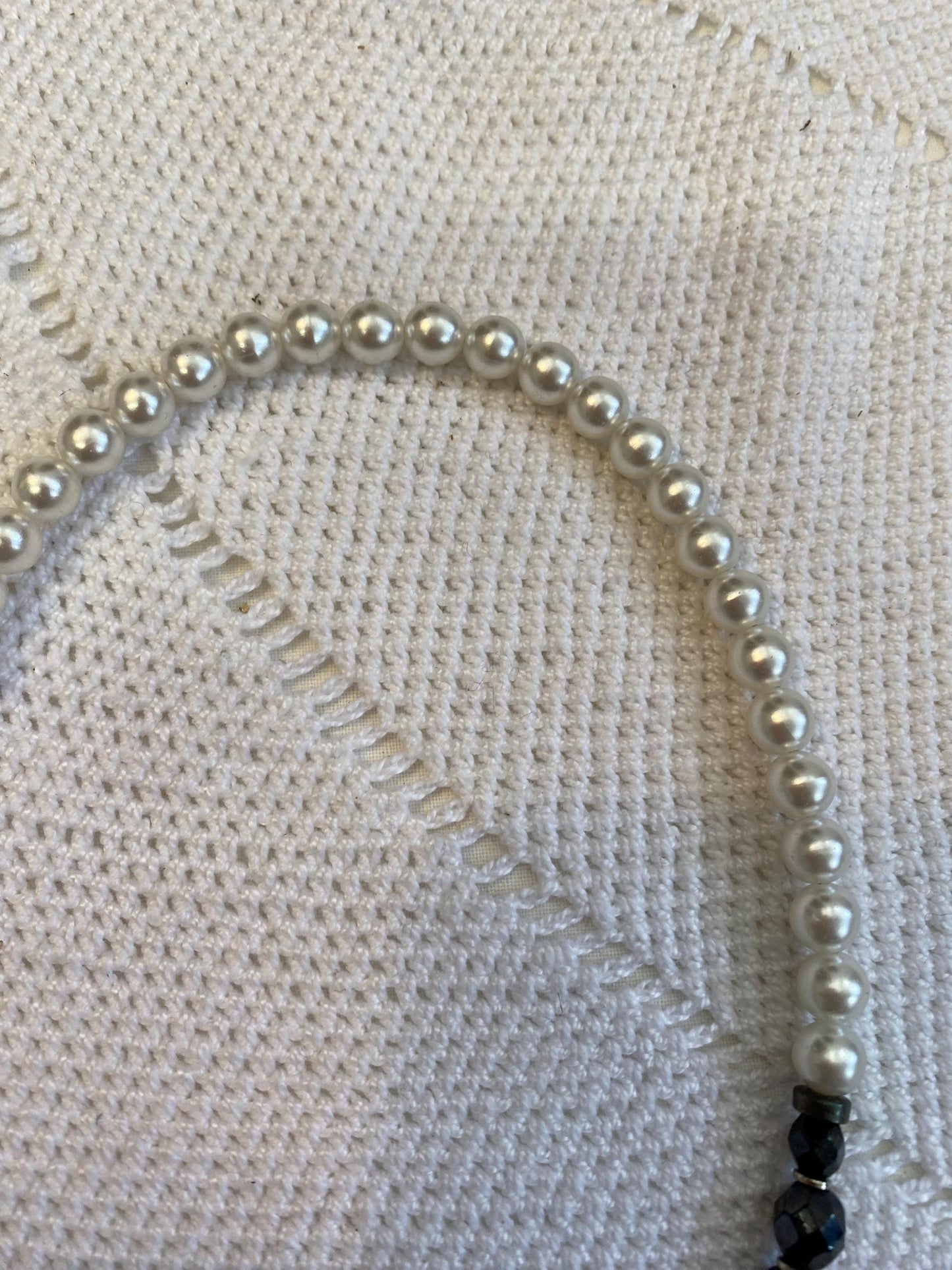 Collana sintetica perline bianche nere con ciondolo ali dorate e perla centrale, diametro 13 cm, gioiello fatto a mano elegante